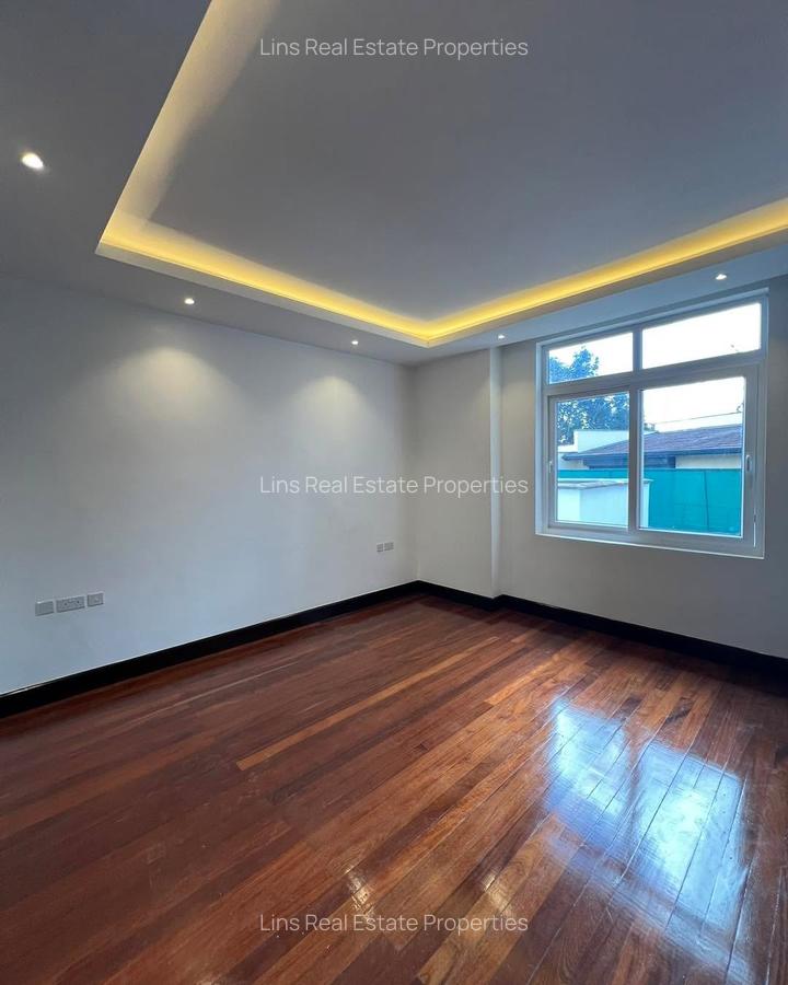 5 Bed House with En Suite in Runda - 11