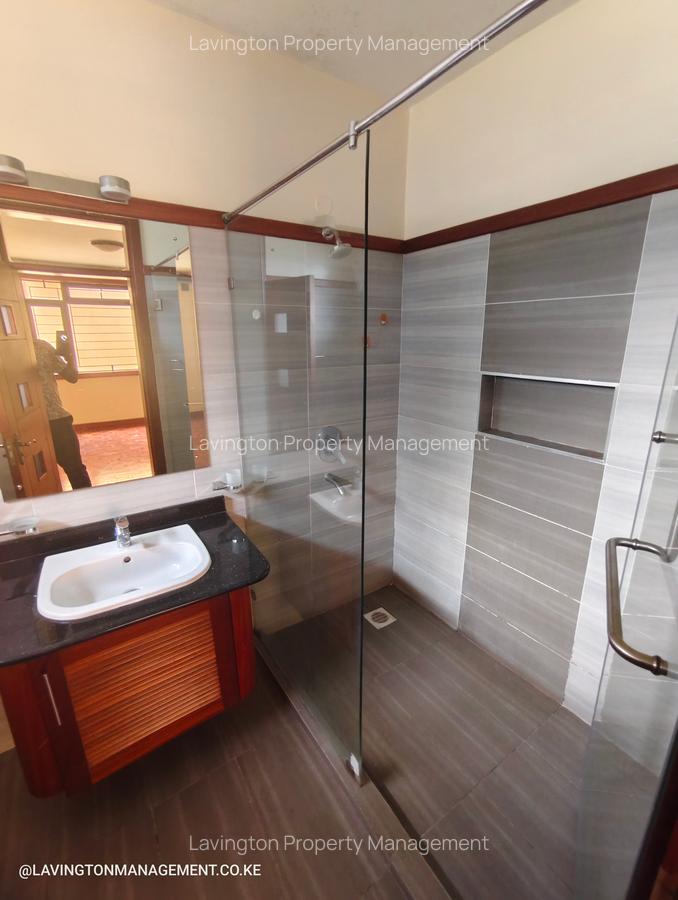 5 Bed Townhouse with En Suite at Lavington Green - 16