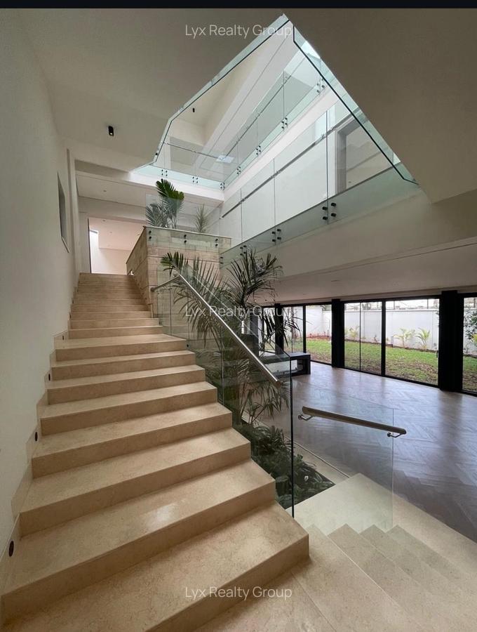 5 Bed Villa with En Suite in Brookside - 11