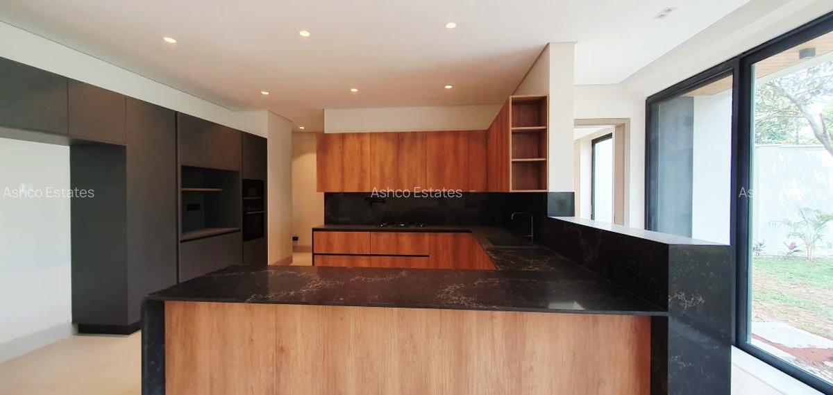 5 Bed Villa with En Suite in Westlands Area - 3