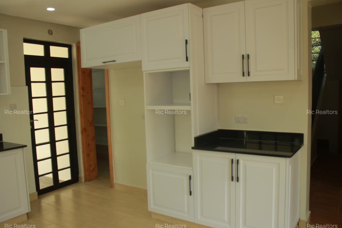 4 Bed Townhouse with En Suite at Banana - Kiambu - 11