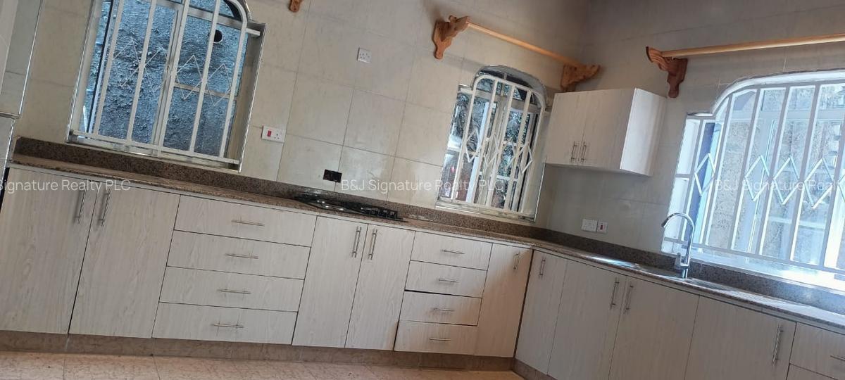 4 Bed Villa with En Suite in Spring Valley - 10