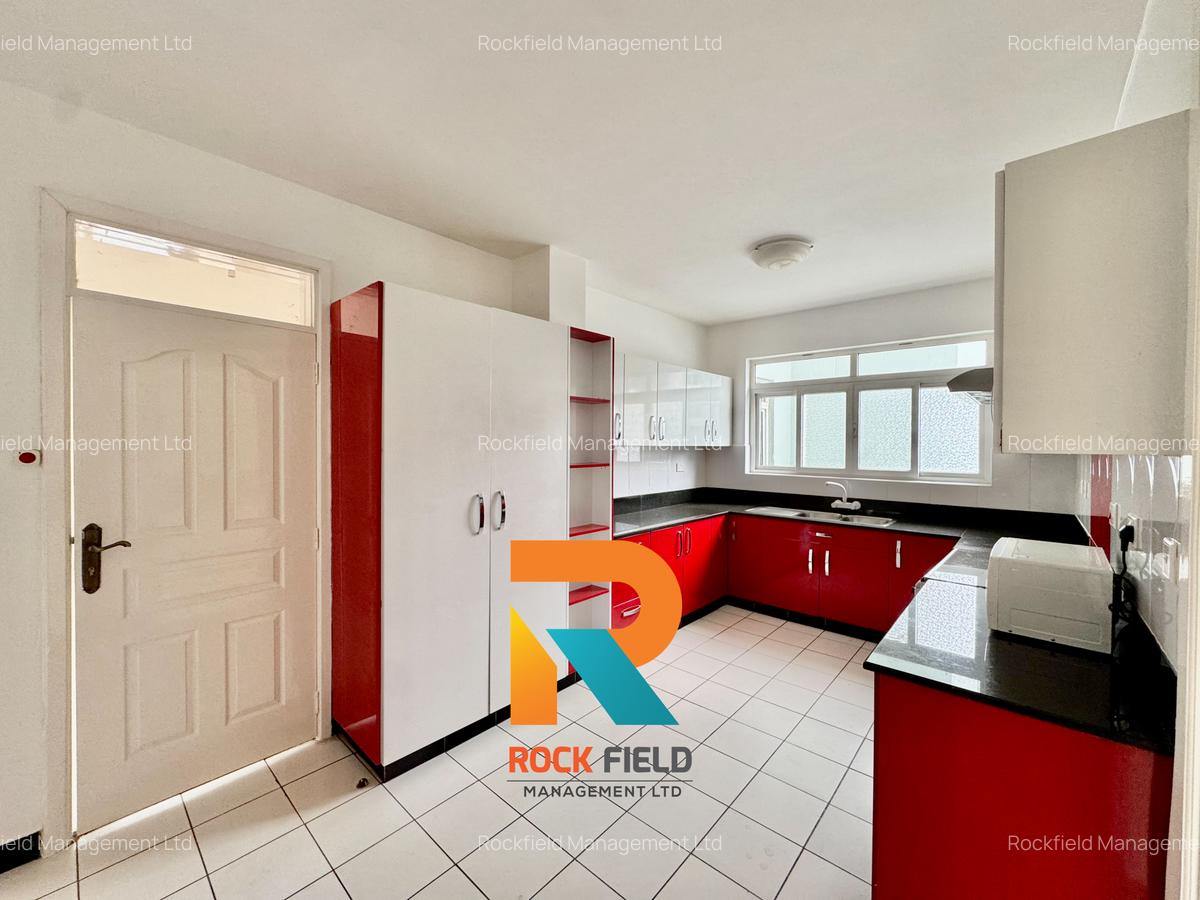 3 Bed Apartment with En Suite in Brookside - 8