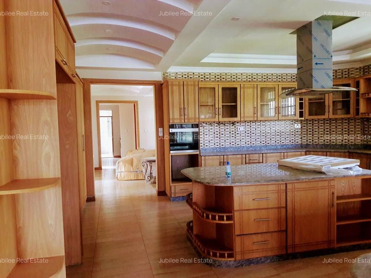 7 Bed House with En Suite in Runda - 12