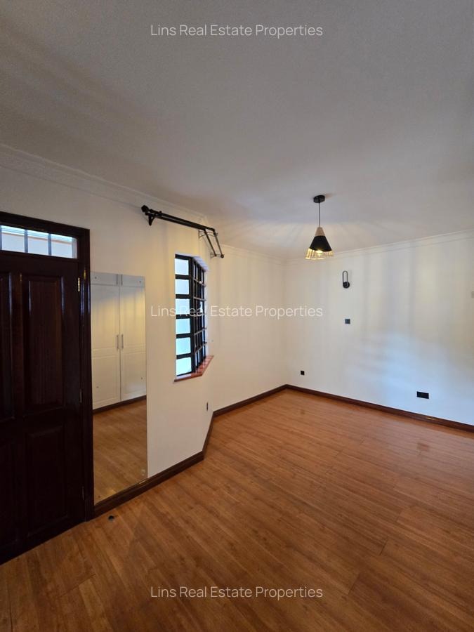 4 Bed House with En Suite in Lavington - 12