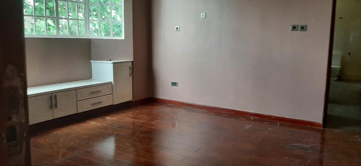 5 Bed House with En Suite in Runda - 14