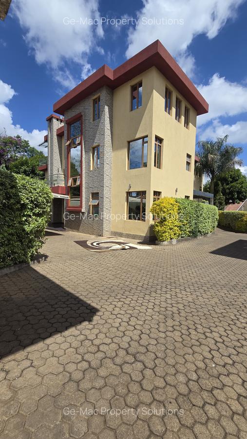 5 Bed Townhouse with En Suite in Lavington - 3