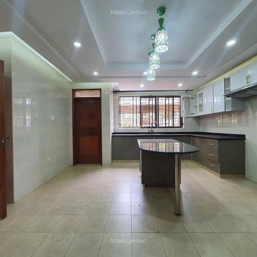 5 Bed Townhouse with En Suite at Lavington - 2