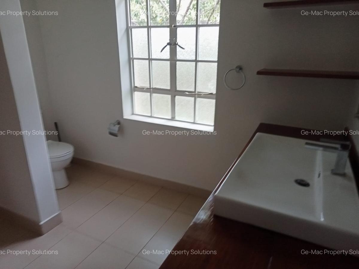 3 Bed House with En Suite in Ridgeways - 11