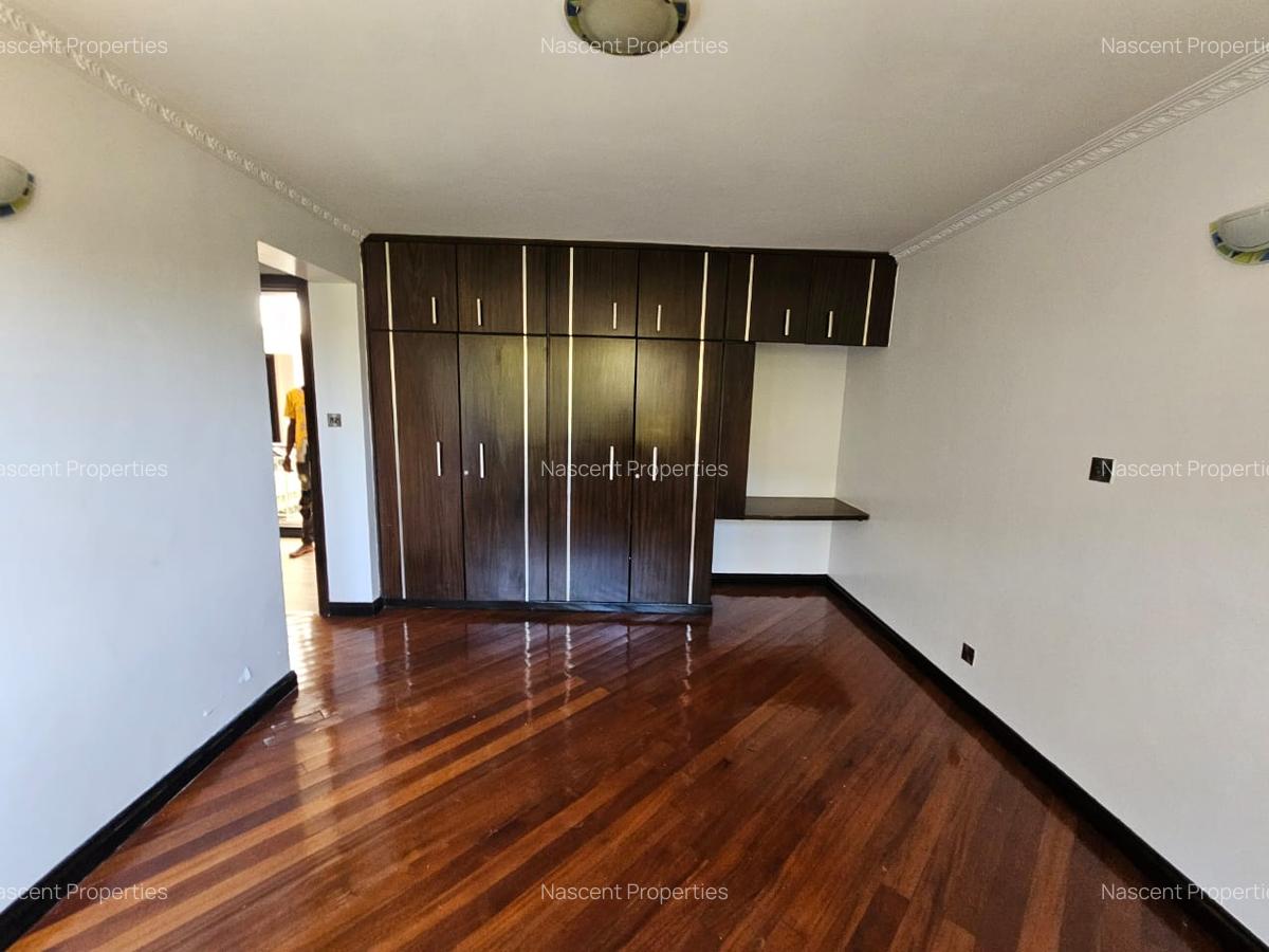 5 Bed House with En Suite in Runda - 11