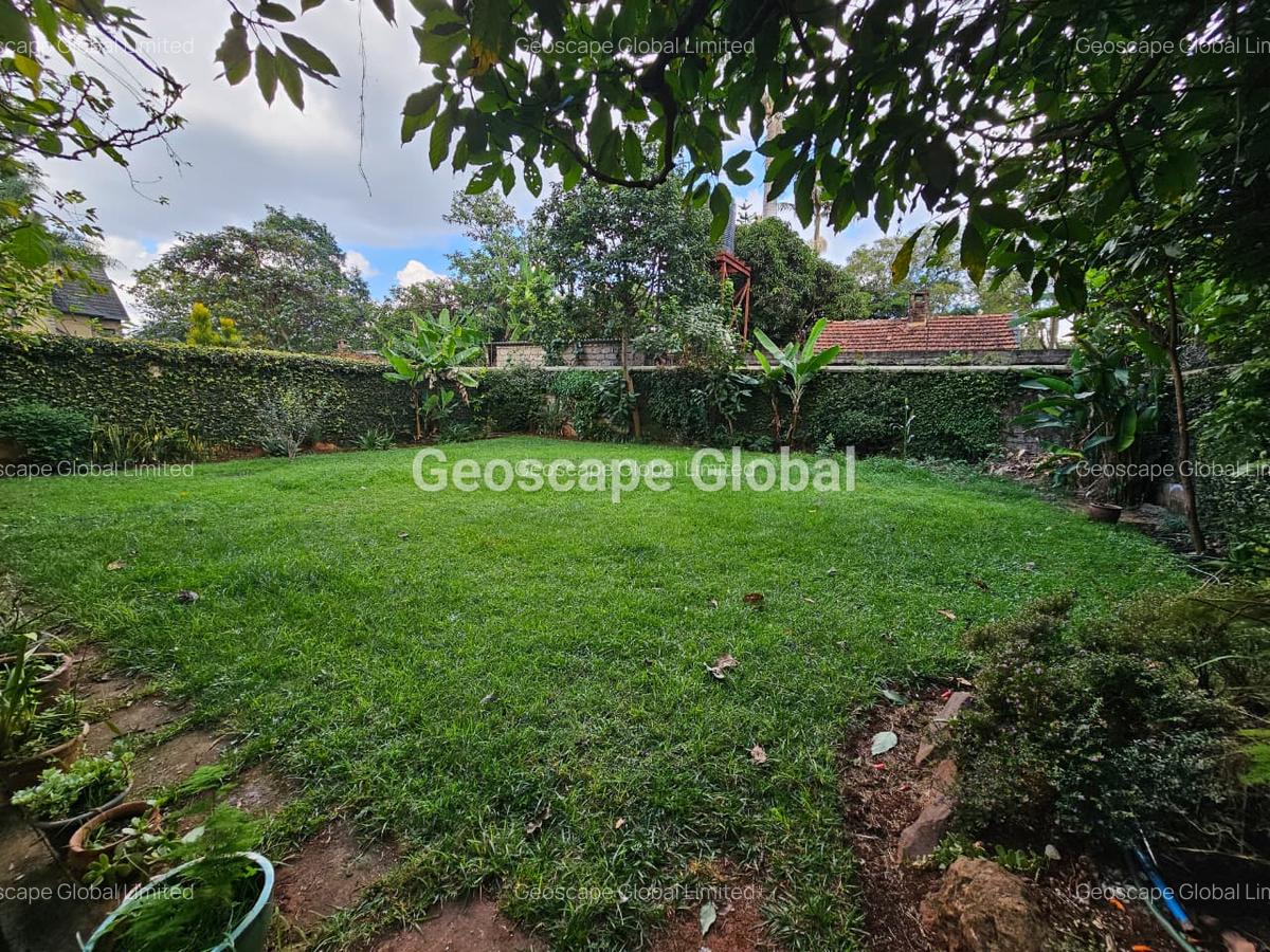 5 Bed House with En Suite in Lavington - 1