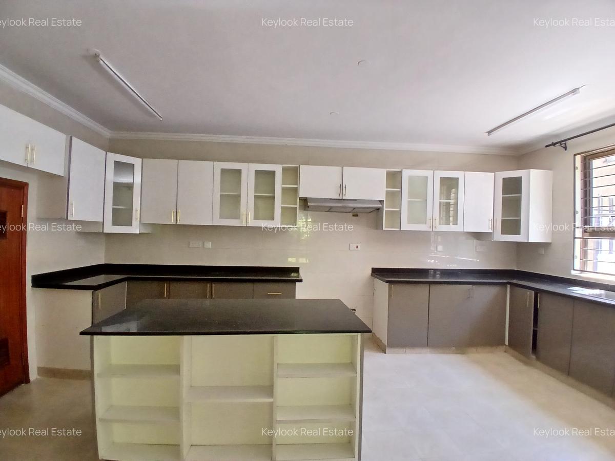 5 Bed Townhouse with En Suite at Lavington - 6