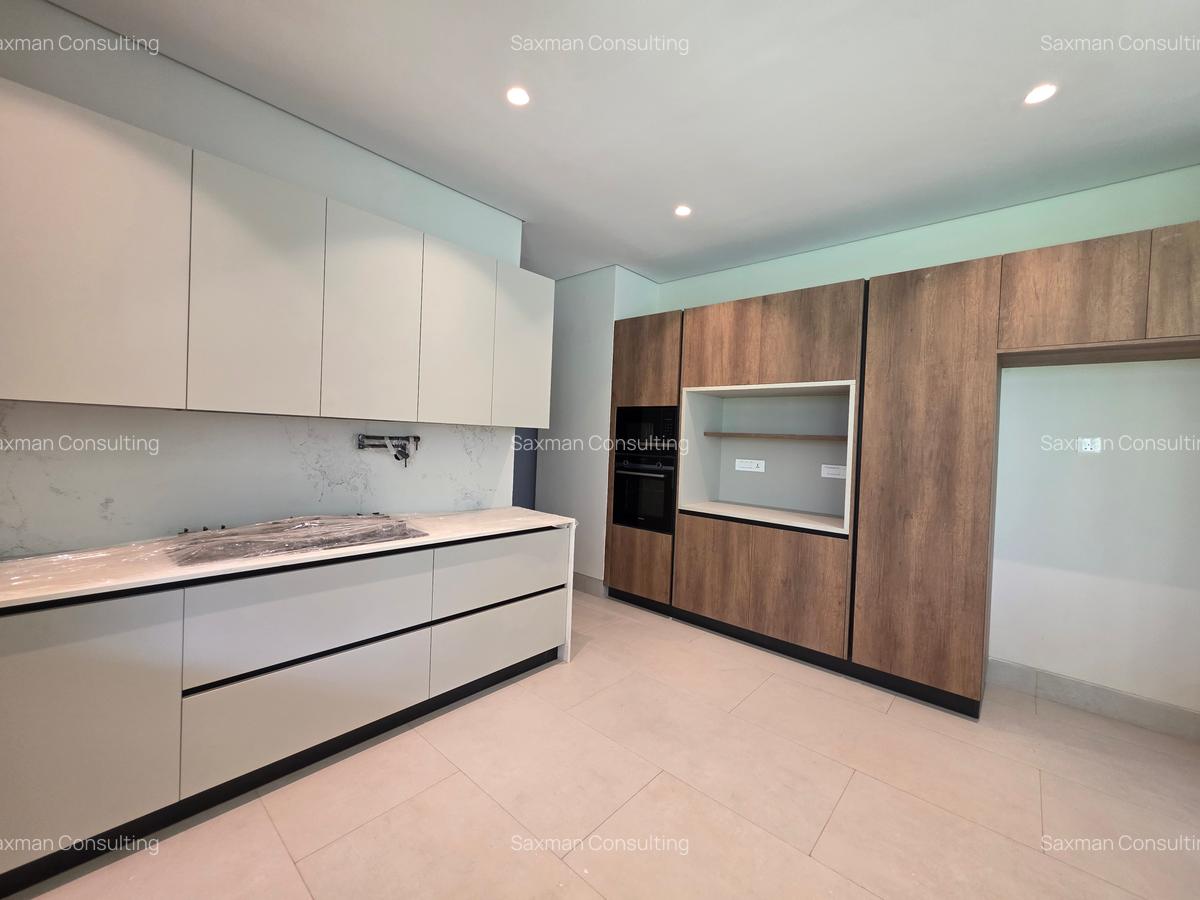 5 Bed House with En Suite in Brookside - 1