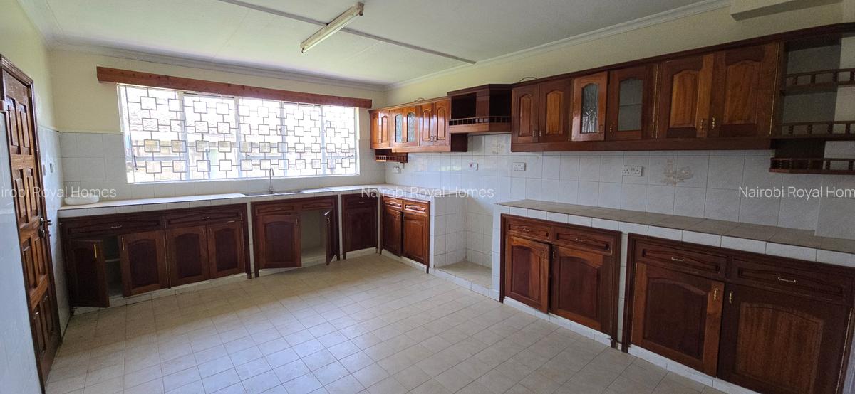 5 Bed Townhouse with En Suite at Lavington Road - 12