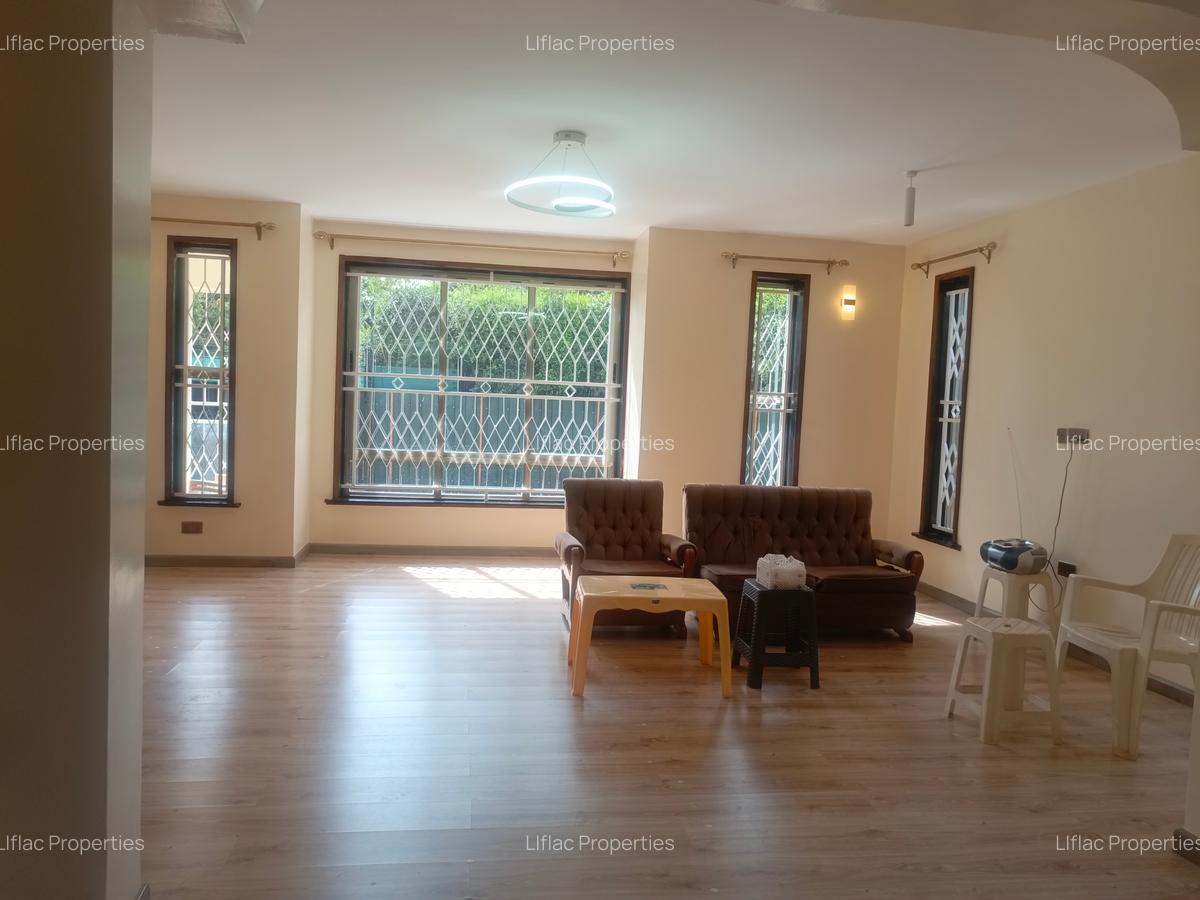 4 Bed House with En Suite in Ridgeways - 7