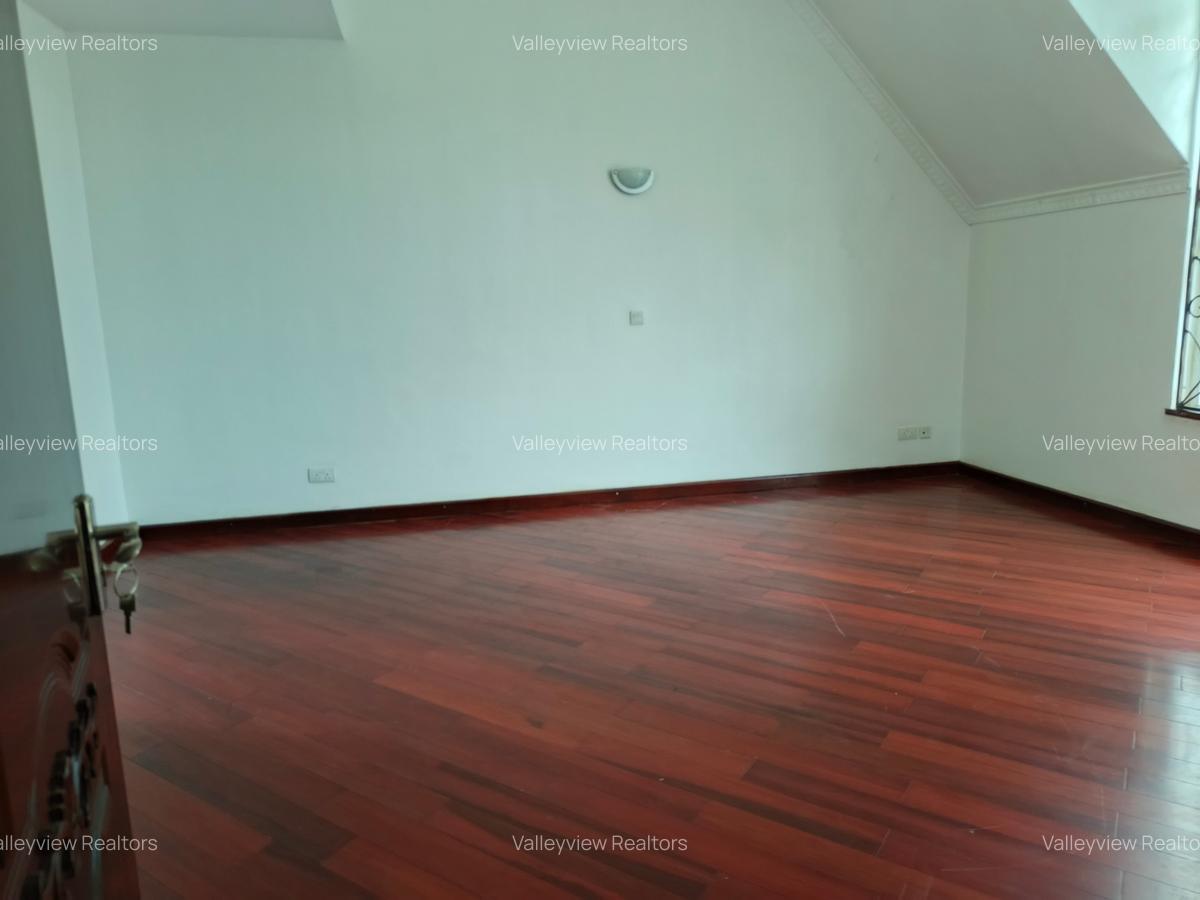 5 Bed Townhouse with En Suite at Lavington - 15