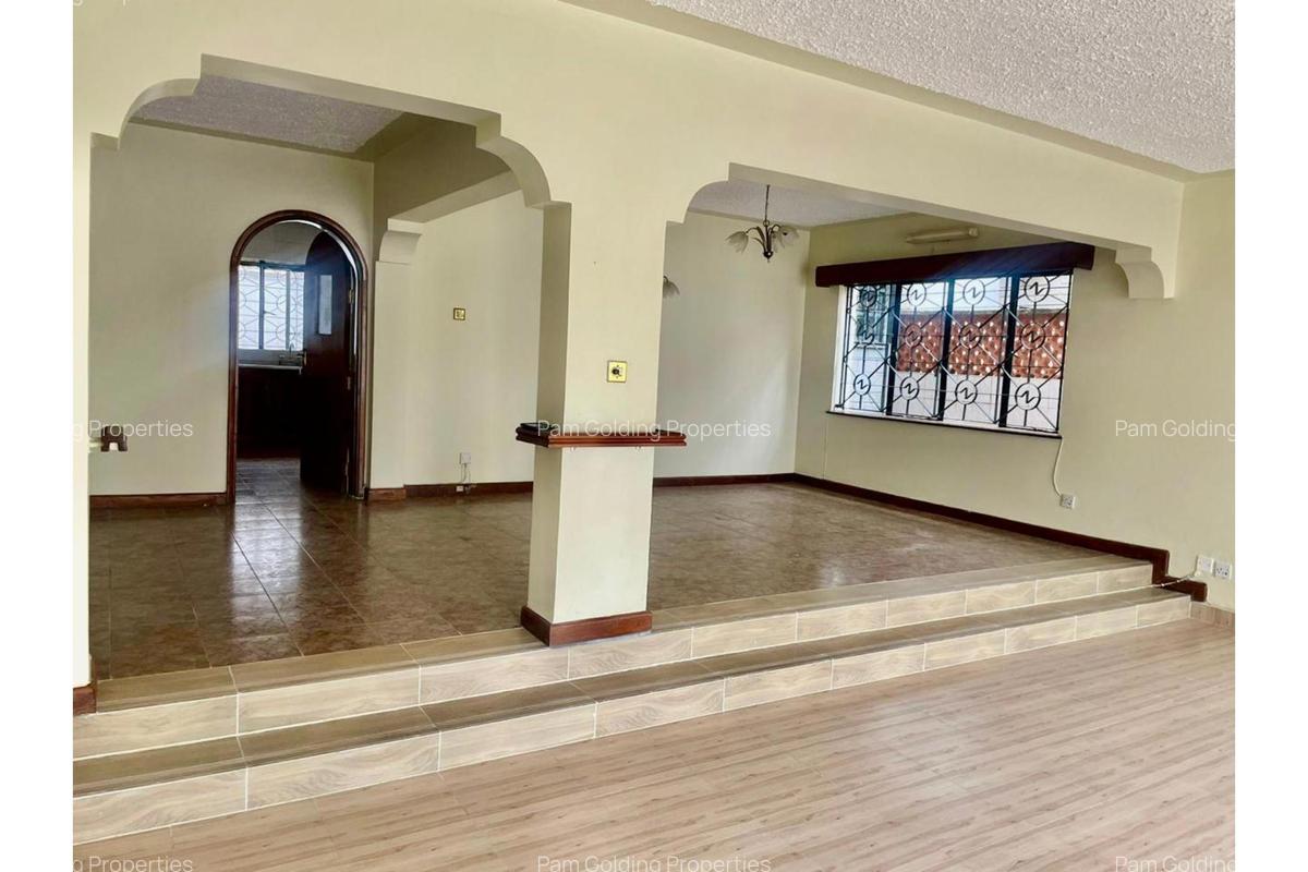 4 Bed Townhouse with En Suite in Spring Valley - 3