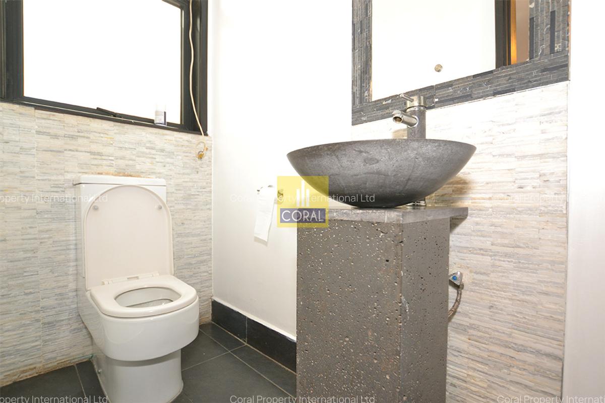 5 Bed Townhouse with En Suite in Lavington - 16