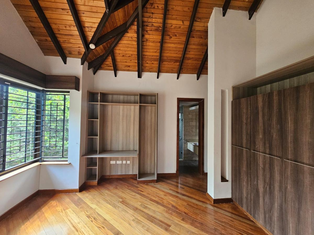 5 Bed House with En Suite in Runda - 12
