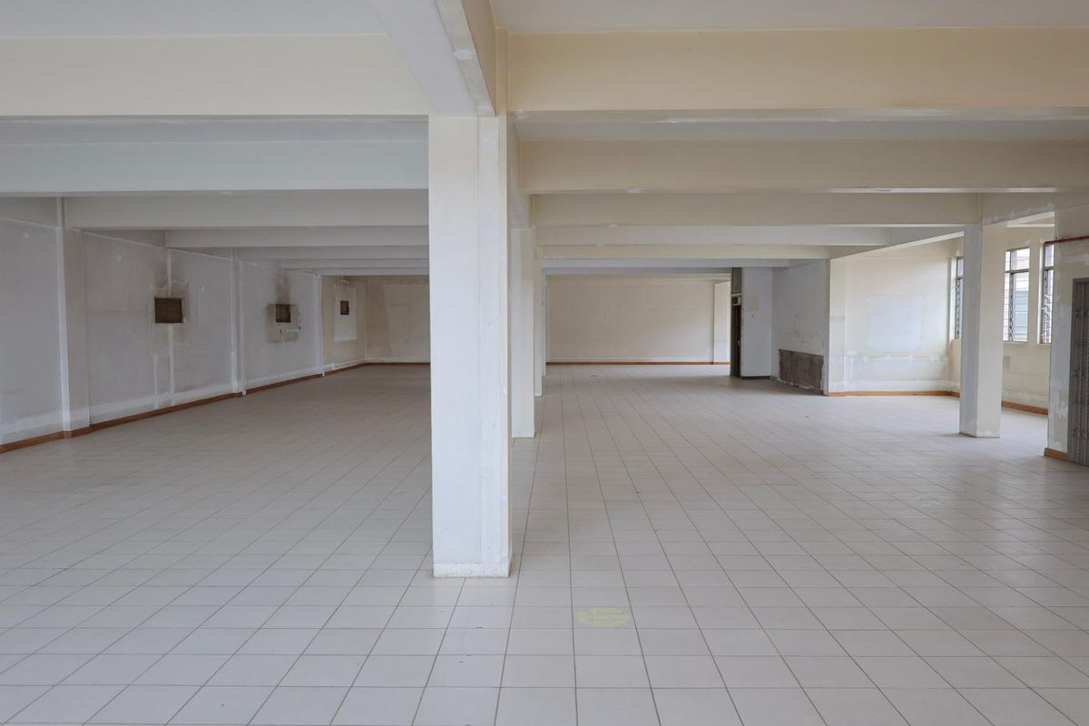4,830 ft² Office with Service Charge Included in Industrial Area - 7