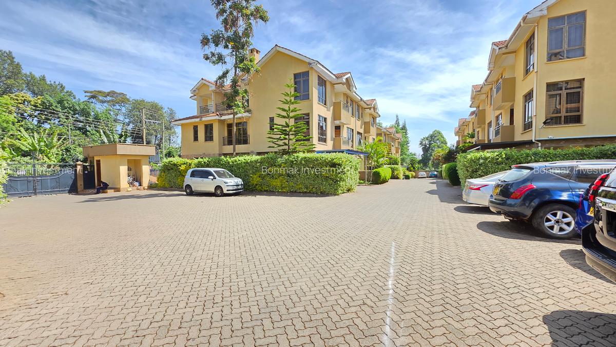 5 Bed Townhouse with En Suite at Lavington Green - 1