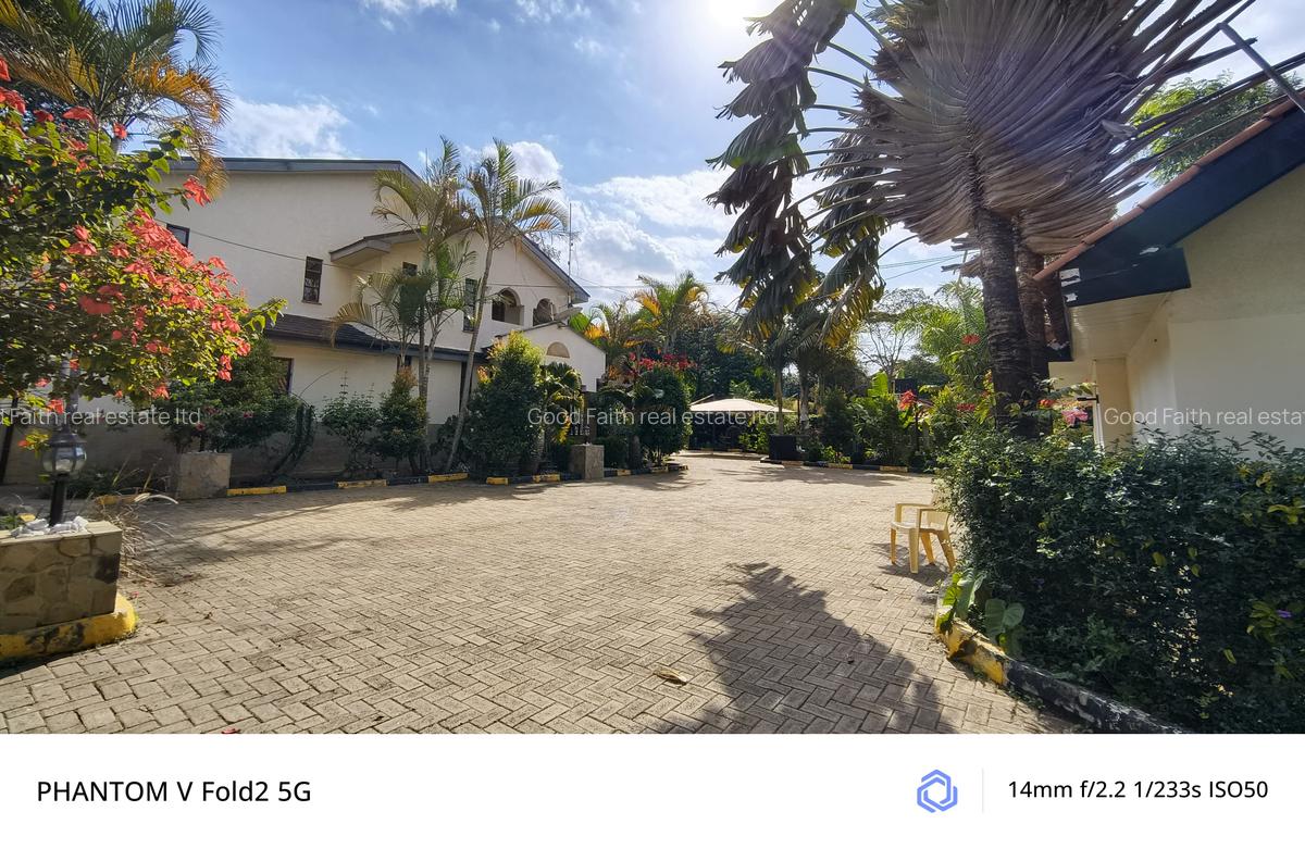 5 Bed House with En Suite in Runda - 1