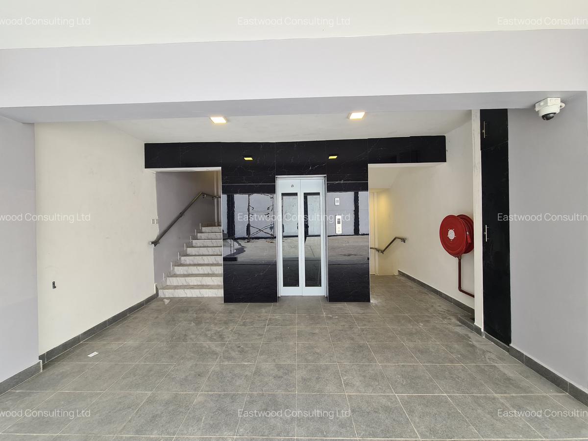 325 ft² Shop with Service Charge Included at 1St Parklands - 3