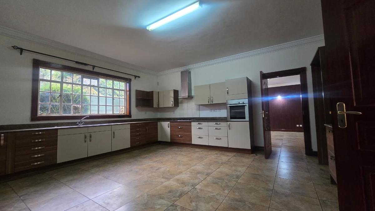 4 Bed House with En Suite in Lavington - 5