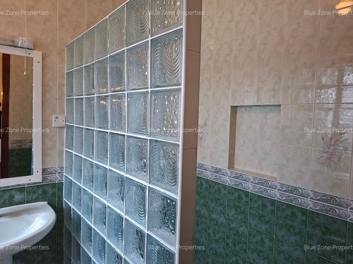 5 Bed House with En Suite at Benin Dr - 9