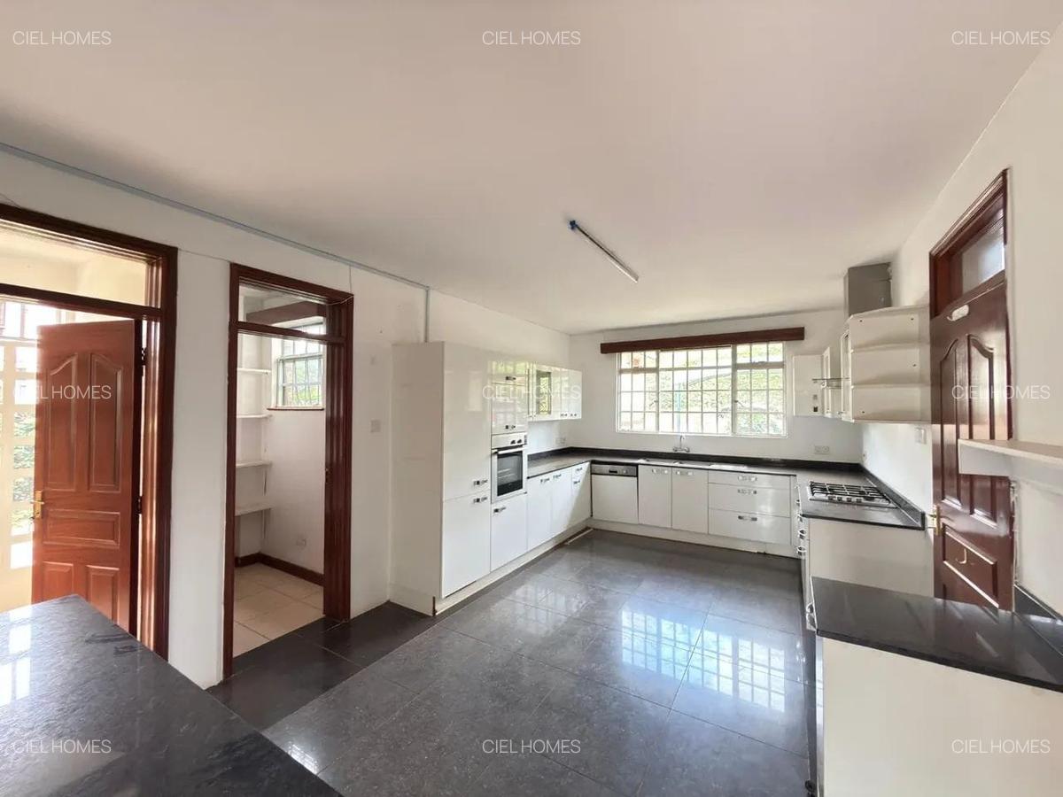 5 Bed Townhouse with En Suite in Riverside - 12