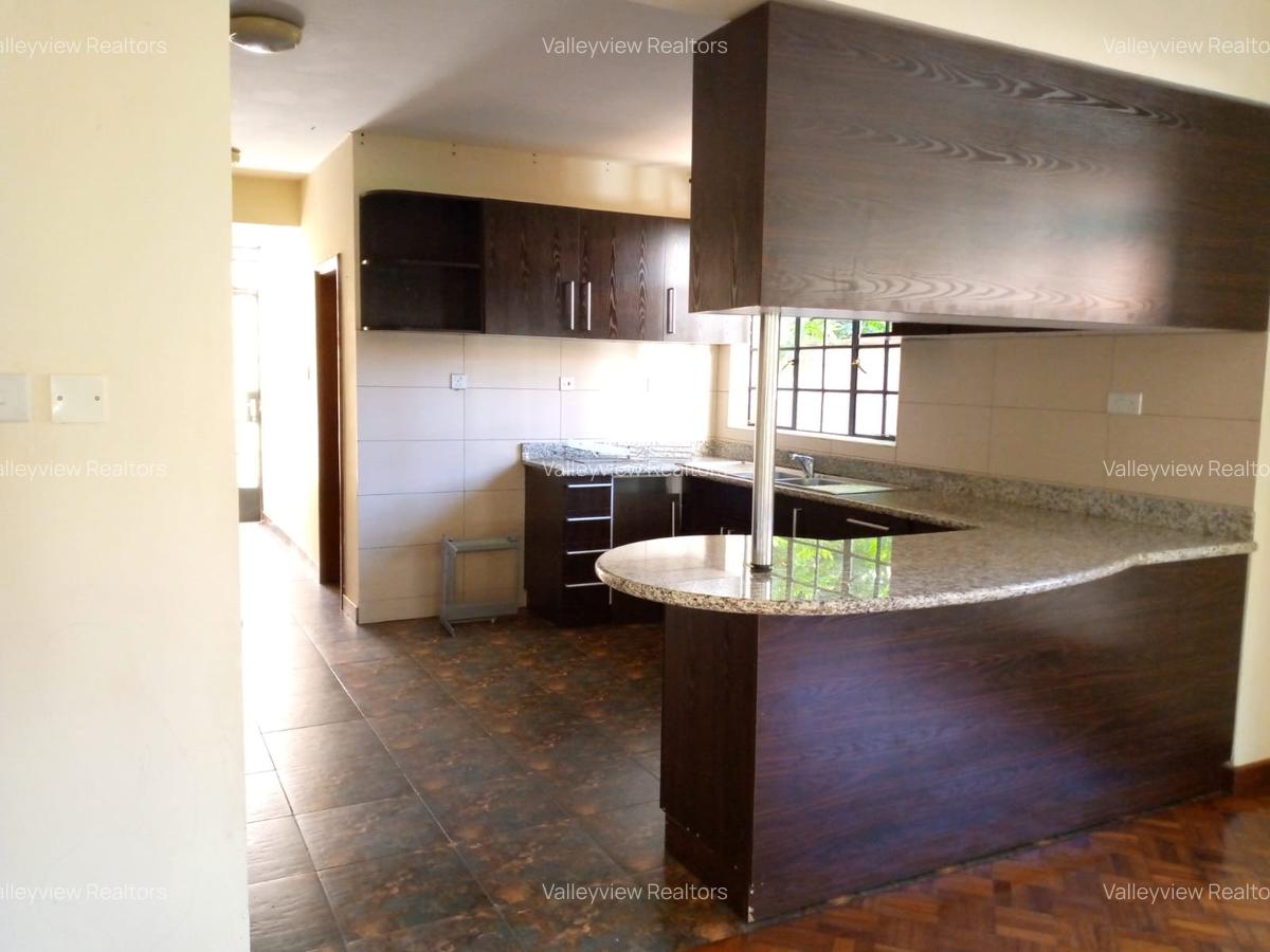4 Bed Townhouse with En Suite at Lavington - 7