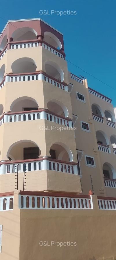 3 Bed Apartment with En Suite at Links Road - 3