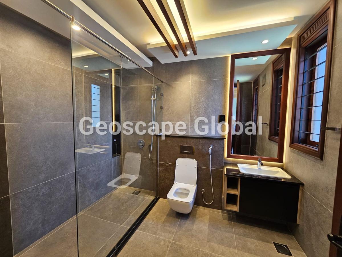 5 Bed House with En Suite in Runda - 17