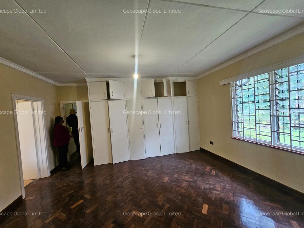 4 Bed House with En Suite in Rosslyn - 6