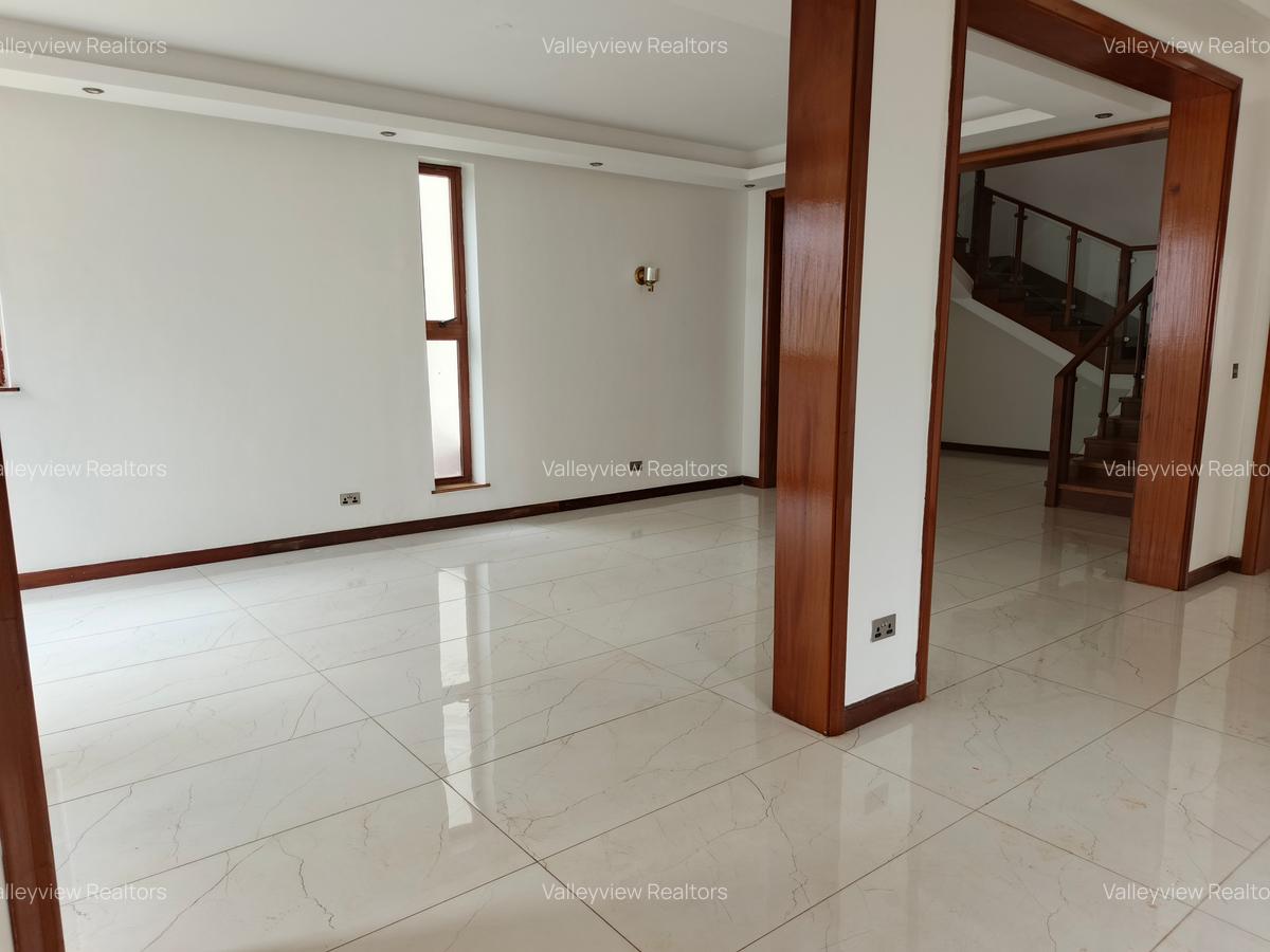6 Bed Townhouse with En Suite at Lavington - 10