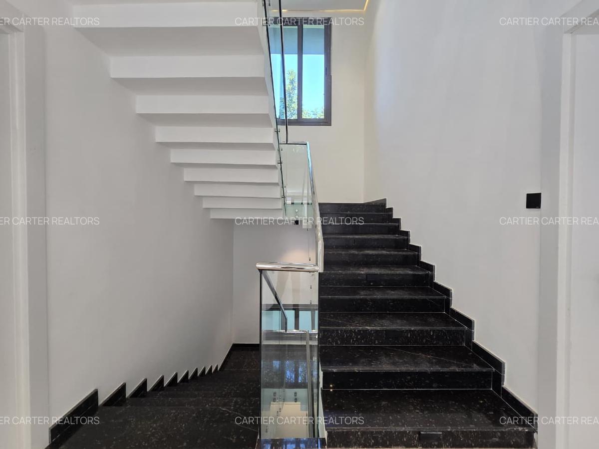 6 Bed Villa with En Suite in Lavington - 12