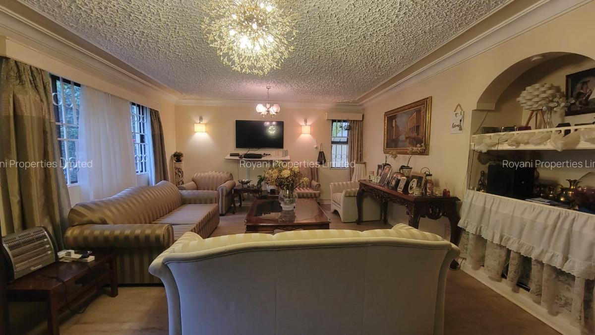 5 Bed House with En Suite in Lavington - 3