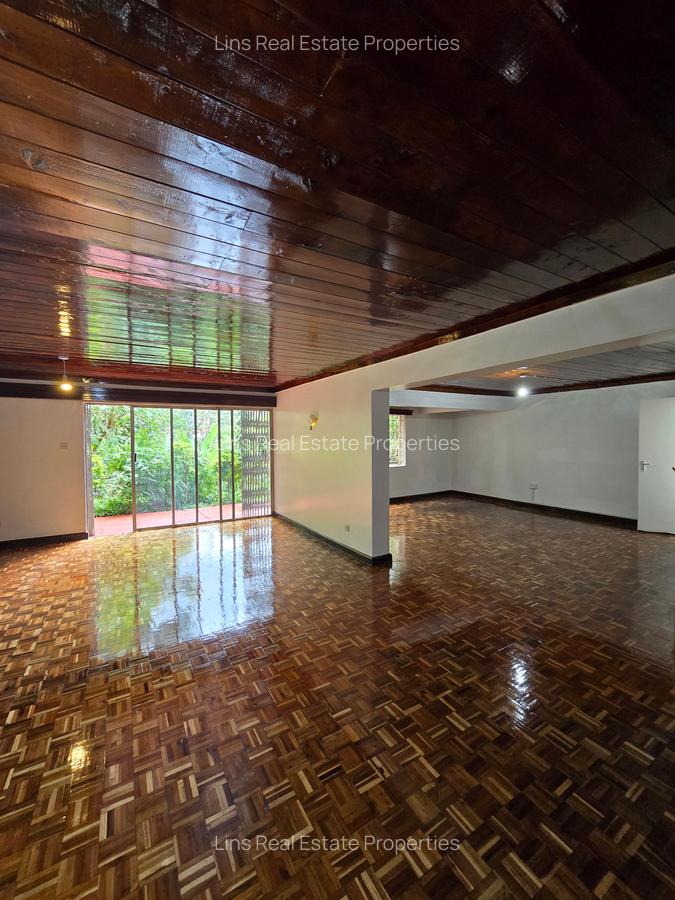 5 Bed House with En Suite in Lavington - 3