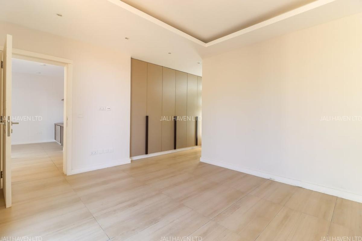 4 Bed Villa with En Suite in Lavington - 8