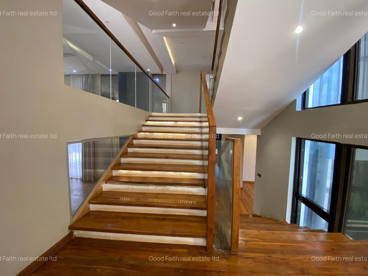 5 Bed House with En Suite in Runda - 11