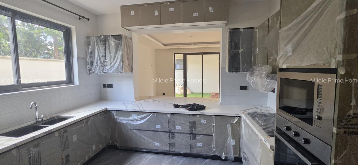 6 Bed Villa with En Suite at Lavington - 5