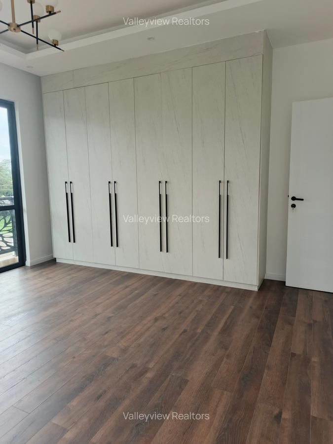 5 Bed Townhouse with En Suite at Lavington - 7