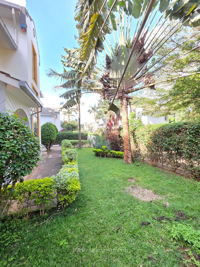 4 Bed Townhouse with En Suite at Lavington Green. - 4