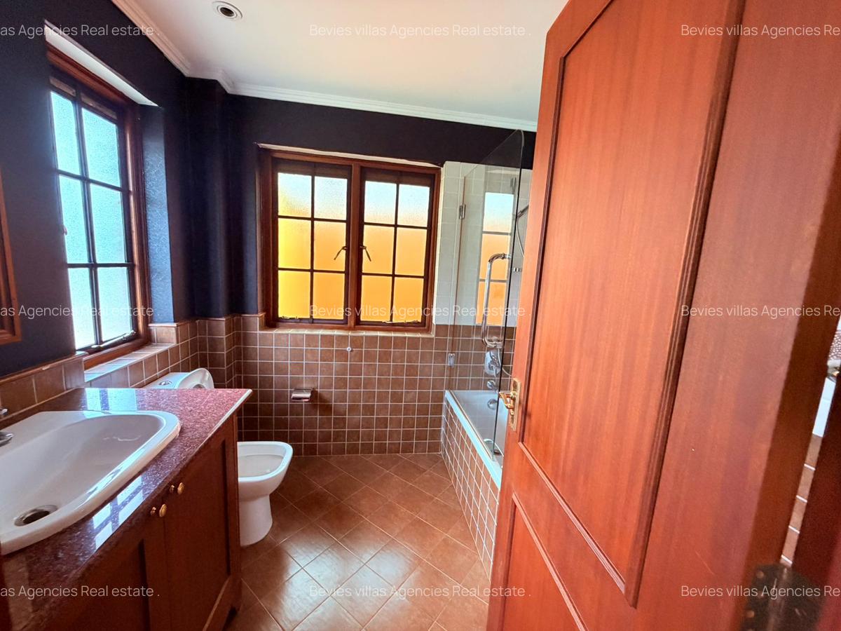 5 Bed Townhouse with En Suite at General Mathenge - 3