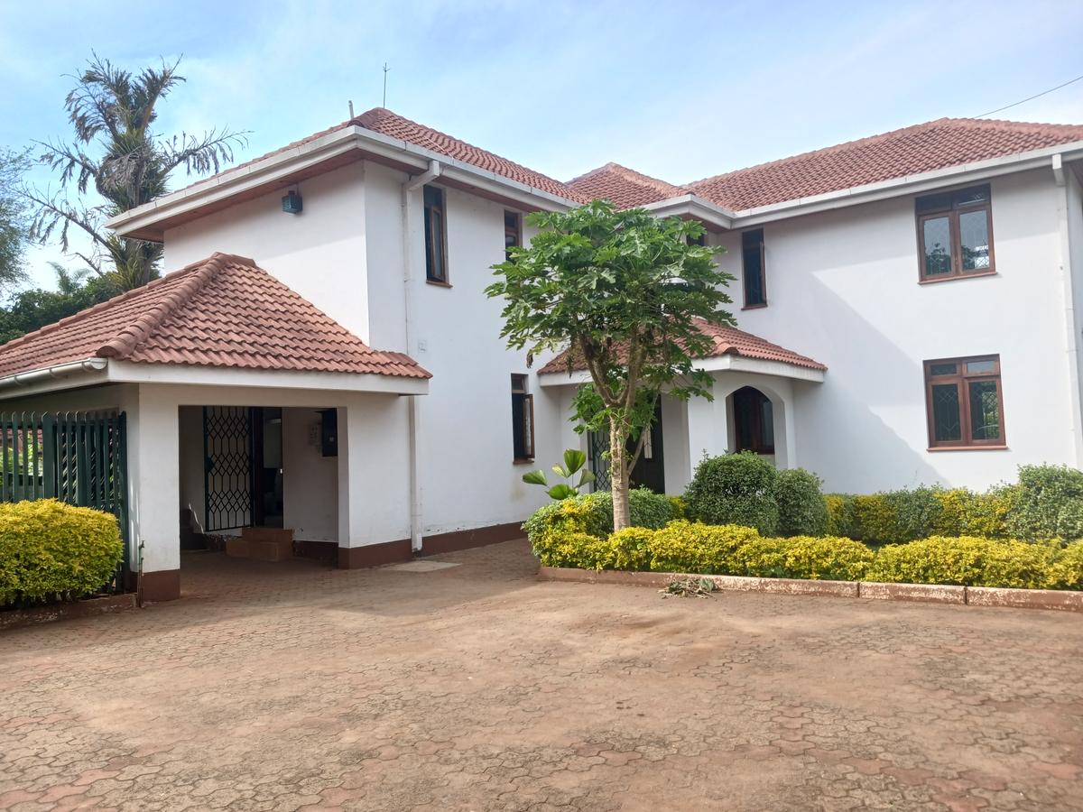 4 Bed House with En Suite at Lavington - 2