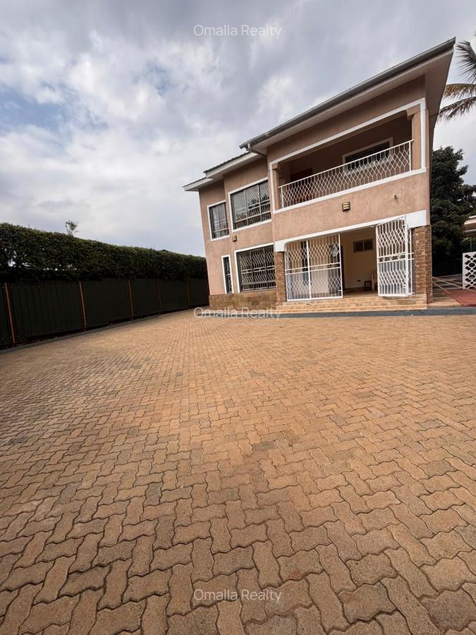 5 Bed House with En Suite in Ridgeways - 2