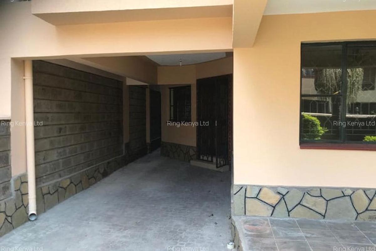 4 Bed House with En Suite in Lavington - 2