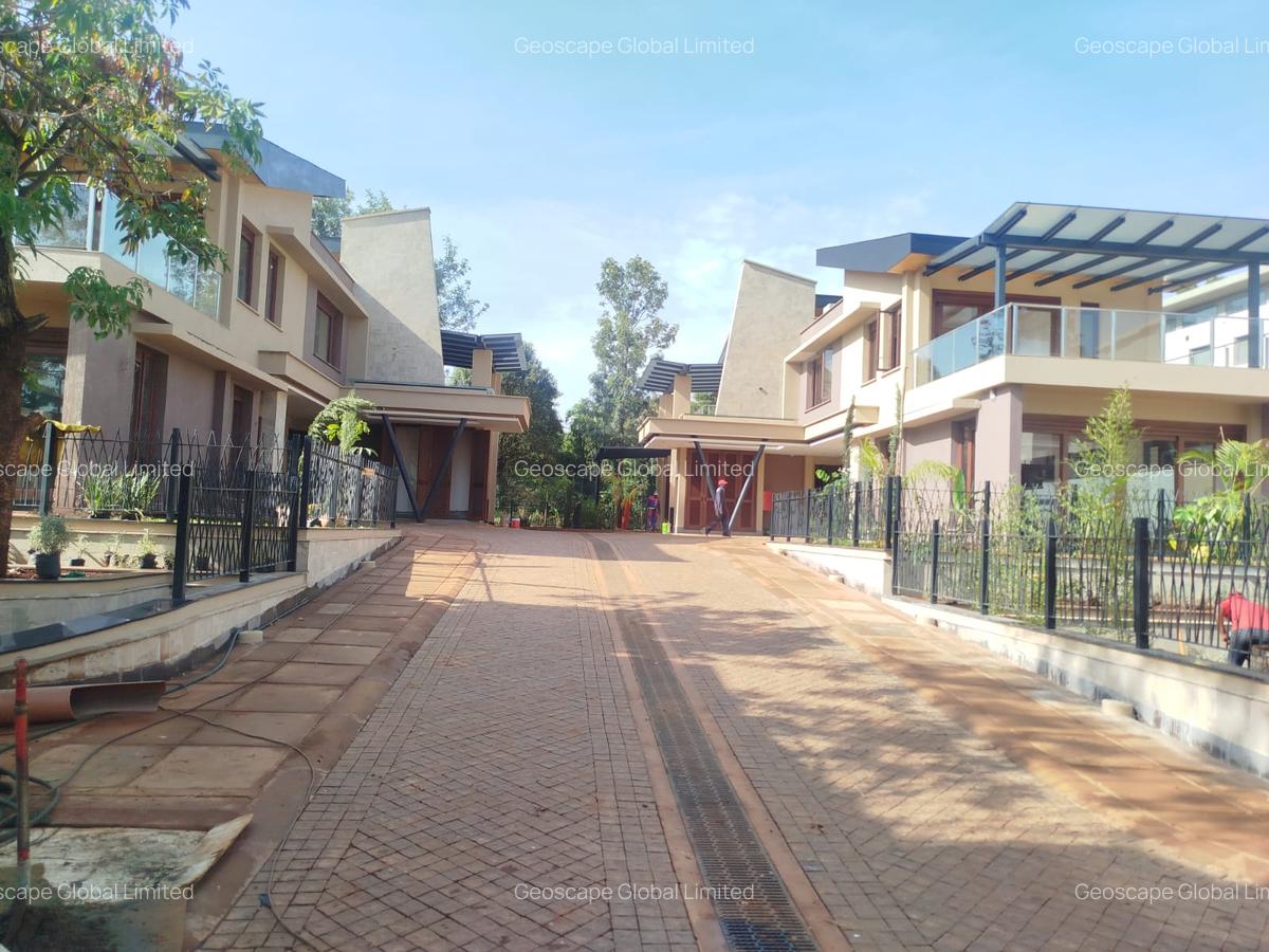 5 Bed House with En Suite in Runda - 2