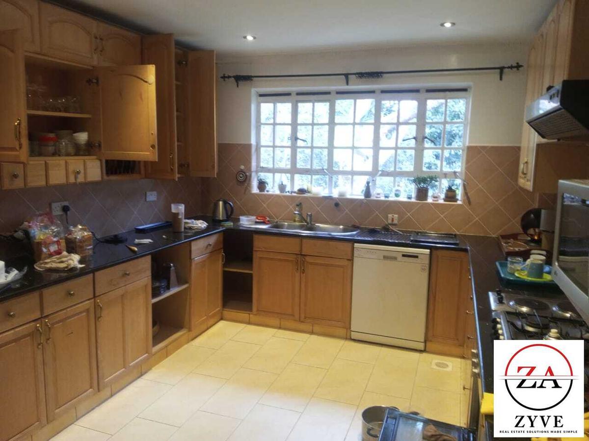 5 Bed Townhouse with En Suite in Lavington - 2