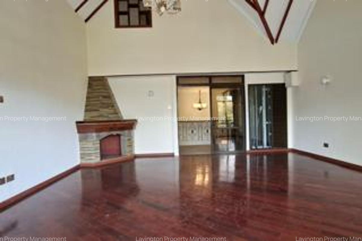 5 Bed Villa with En Suite at Lavington Green - 4